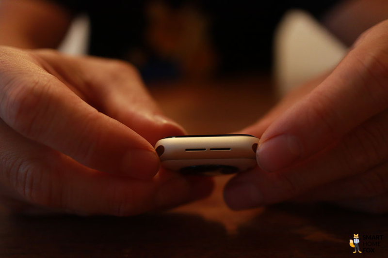 Man sieht die Lautsprecher der Apple Watch SE 2.